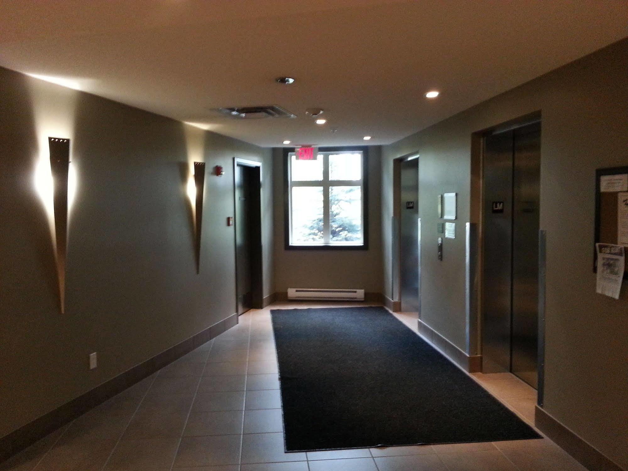 Pinnacle Inn & Suites Aspen Calgary Exterior photo